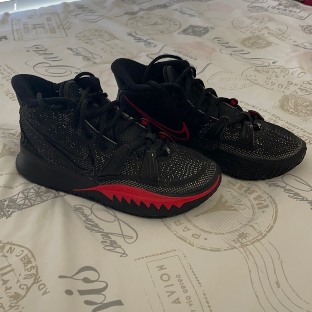 Kyrie seven H020 Nike basketball shoes. Size 5.5 boys. Only used once